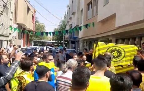 حضور اعتراض آمیز هواداران سپاهان مقابل استانداری اصفهان