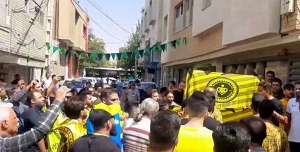 حضور اعتراض آمیز هواداران سپاهان مقابل استانداری اصفهان