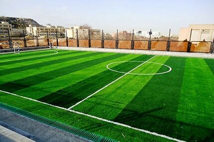 تبدیل زمین‌های خاکی تبریز به چمن مصنوعی