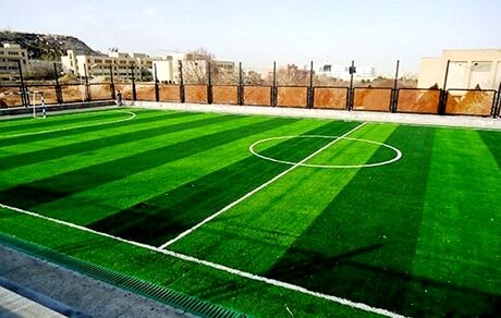 تبدیل زمین‌های خاکی تبریز به چمن مصنوعی