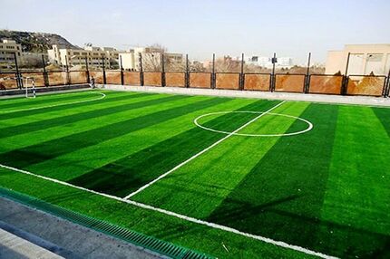 تبدیل زمین‌های خاکی تبریز به چمن مصنوعی