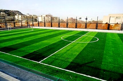 تبدیل زمین‌های خاکی تبریز به چمن مصنوعی