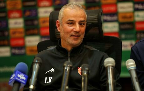 سرمربی پرسپولیس: به دربی‌ها عادت دارم / داور نباید زیاد سوت بزند