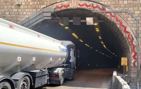 «تنگه زاغ» در جاده ترانزیتی بندرعباس به حاجی آباد مسدود شد