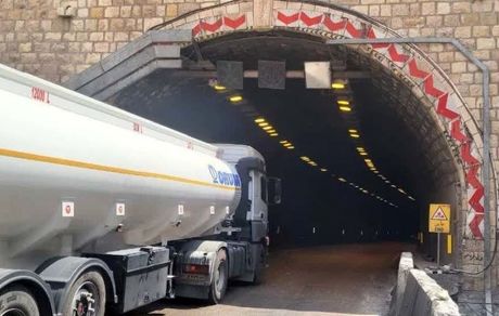 «تنگه زاغ» در جاده ترانزیتی بندرعباس به حاجی آباد مسدود شد