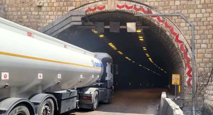 «تنگه زاغ» در جاده ترانزیتی بندرعباس به حاجی آباد مسدود شد