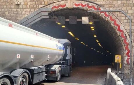 «تنگه زاغ» در جاده ترانزیتی بندرعباس به حاجی آباد مسدود شد