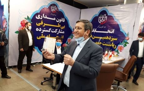 پس از ثبت نام برای انتخابات/همتی: جایگاه اقتصاد کشور و رفاه و آرامش مردم همتراز با تلاش و صبوری مردم نیست