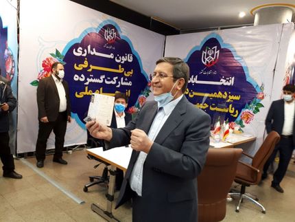 پس از ثبت نام برای انتخابات/همتی: جایگاه اقتصاد کشور و رفاه و آرامش مردم همتراز با تلاش و صبوری مردم نیست