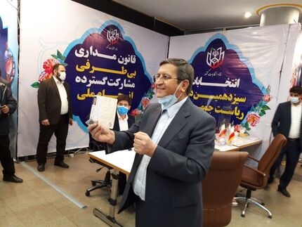 پس از ثبت نام برای انتخابات/همتی: جایگاه اقتصاد کشور و رفاه و آرامش مردم همتراز با تلاش و صبوری مردم نیست
