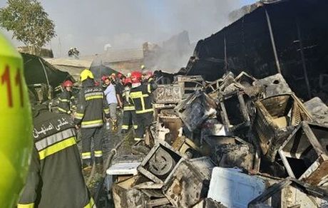 یک انبار لوازم خانگی در اصفهان در آتش سوخت
