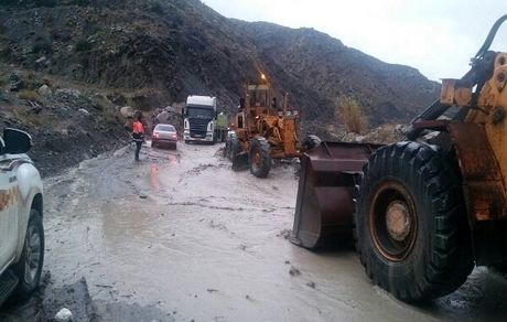 ریزش کوه و رانش زمین جاده ۸ روستای اردل را مسدود کرد
