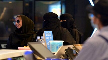عربستان الزام دیده نشدن مو و گردن زنان در عکس کارت ملی را حذف کرد