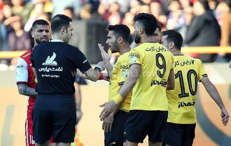 شکایت سپاهان از داور بازی با پرسپولیس