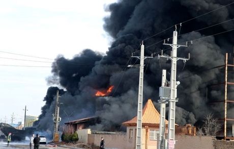  چهار مصدوم و سه مفقودی در آتش سوزی کارخانه چرم سازی بوئین زهرا/آتش و انفجار ارتباطی به شهرک صنعتی اشتهارد ندارد