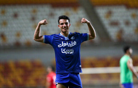 ستاره فصل قبل استقلال، بطور رسمی به شارلروآ بلژیک پیوست