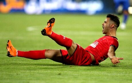استقلال از مهاجم پرسپولیس شکایت کرد