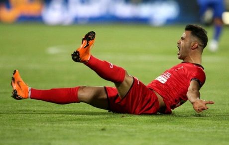 استقلال از مهاجم پرسپولیس شکایت کرد