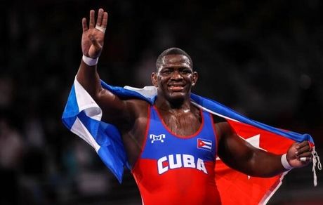 "آقای ترسناک" بالاتر از لیونل مسی بهترین ورزشکار سال لاتین شد