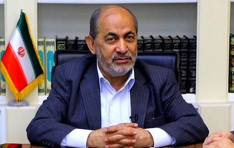 عباس عبدی خطاب به رفیقدوست: چرا حرفهای سفیرانگلیس در باره احمدی نژاد را همان ۱۵سال پیش به مقامات امنیتی نگفتید؟