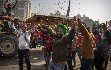 جشن و خوشحالی کشاورزان هندی بعد از ۱۵ ماه اعتصاب