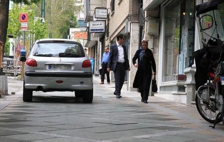 پارک در پیاده‌رو جریمه دارد