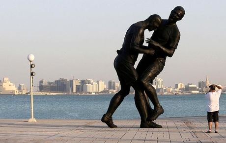 مجسمه ضربه سر زیدان به ماتراتزی در قطر نصب می‌شود