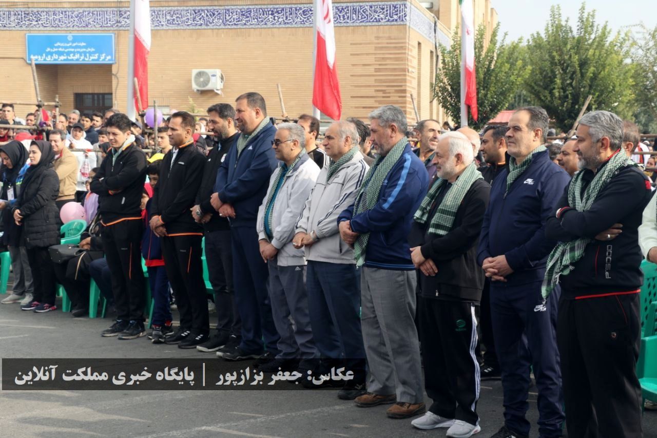 در یک هوای پاییزی، همایش پیاده‌روی خانوادگی در ارومیه برگزار شد