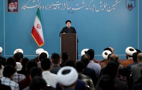 روشنفکر واقعی مخاطرات را شناسایی و با شجاعت هشدارهای لازم را می‌دهد