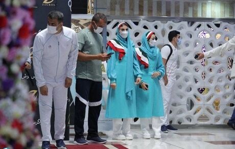 کاروان المپیک ایران بدون لباس رسمی و با ست ورزشی رژه می‌روند