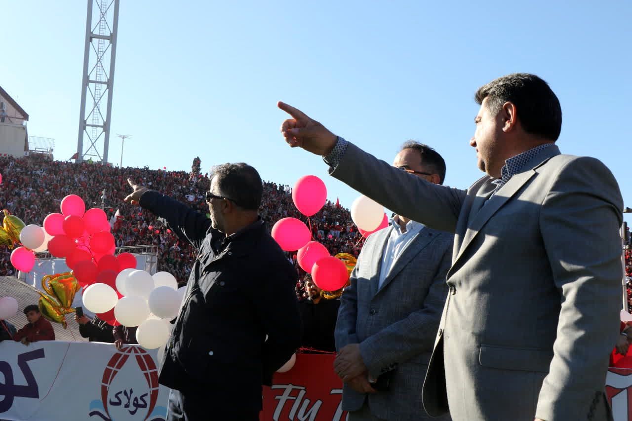 جشن قهرمانی باشکوه ولی نیمه تمام تیم فوتبال تراکتور