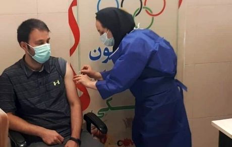 آغاز واکسیناسیون ورزشکاران المیکی با تزریق واکسن به شمشیرباز تیم ملی