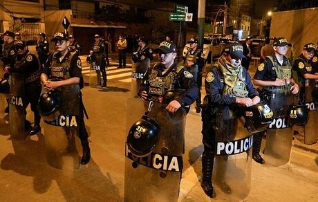 پلیس پرو به خانه رئیس جمهور یورش برد + ویدئو