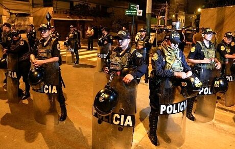 پلیس پرو به خانه رئیس جمهور یورش برد + ویدئو