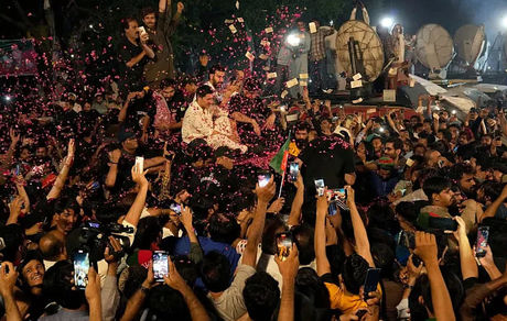 عمران‌خان: تظاهرات کنید