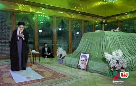 حضور حضرت آیت‌الله خامنه‌ای در حرم مطهر حضرت امام خمینی(ره) 