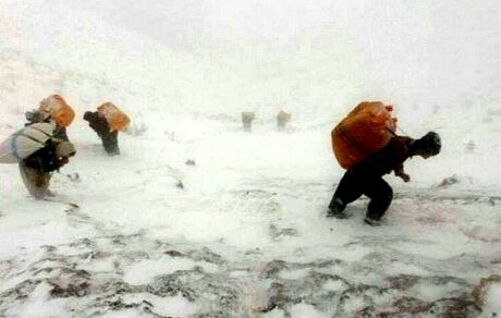کولبر مفقودی در برف و بوران هنوز پیدا نشده است