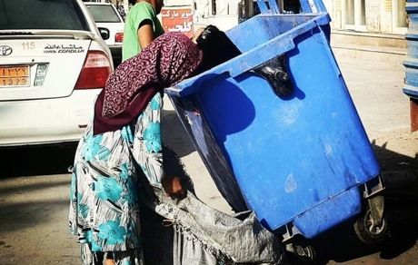 جوانانی که در سطل زباله کمر خم کرده اند