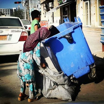 جوانانی که در سطل زباله کمر خم کرده اند
