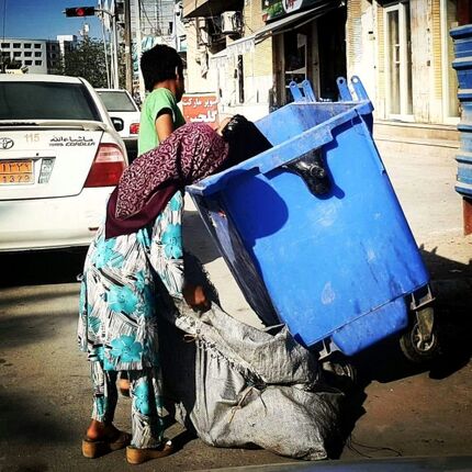 جوانانی که در سطل زباله کمر خم کرده اند