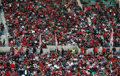 شعار هواداران پرسپولیس علیه مدیرعامل تیم