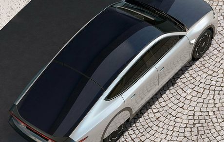 رونمایی از اولین خودروی خورشیدی آماده تولید جهان 