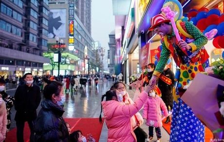 زندگی عادی در ووهان یک‌سال بعد از پخش کرونا علی‌رغم ترس