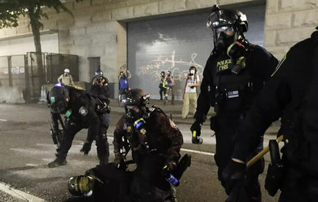 نبرد بر سر کاخ سفید شهرهای آمریکا را صحنه اعتراضات خیابانی کرد