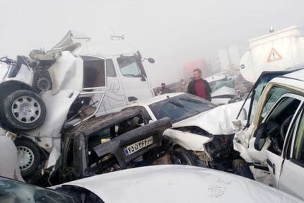 تصادفات زنجیره‌ای پیاپی در همدان / دلیل: برف