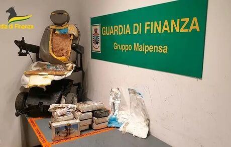 سگ پلیس ۱۳ کیلو کوکائین از داخل یک ویلچر کشف کرد