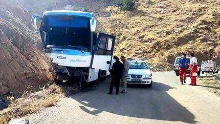 مصدومیت ۳ نفر در تصادف اتوبوس مسافری در جاده سبزوار بردسکن