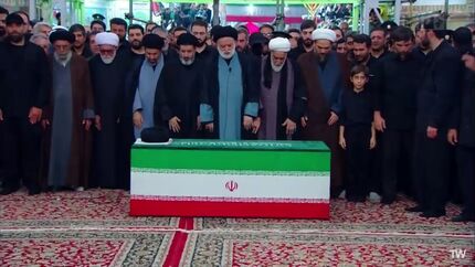 آغاز اقامه نماز بر پیکر رهبر شهید انقلاب با حضور فرزند ارشد رهبری