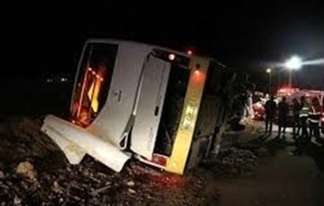 یک اتوبوس دیگر این بار در سیستان و بلوچستان واژگون شد / ٢١ نفر مصدوم شدند