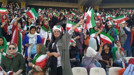 حضور بانوان در ورزشگاه‌ها برای تماشای لیگ برتر ؟ / سازمان لیگ: شرط دارد